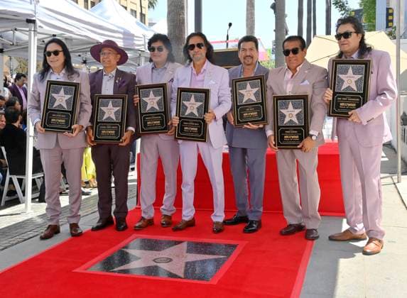 Bilder des Jahres 2025, Entertainment 07 Juli Members of Mexican pop group Los Bukis (L-R) Jose Javier Solis, Eusebio Chivo Cortez, Roberto Guadarrama, Marco Antonio Solis, Joel Solis, Pedro Sanchez and Jose Pepe Guadarrama and Gabriel Fluffy Iglesias hold replica plaques during an unveiling ceremony honoring them with the 2,817th star on the Hollywood Walk of Fame in Los Angeles on Wednesday, July 23, 2025.  LAP2025072315 JIMxRUYMEN
