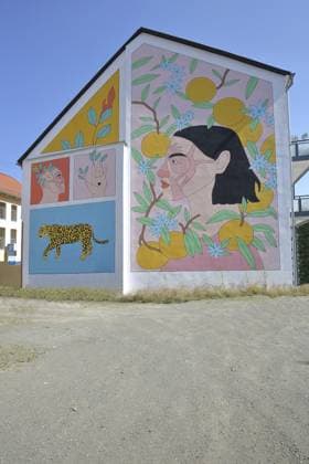 Mural The Revival von Alin Mor 2022, Streetart, Graffiti, Wandmalerei, Hausfassade, Wiederbelebung, wiederbeleben, Leopard, Jaguar, Raubtier, Kopf, Gesicht, Hand, Auge, Früchte, Obst, Schmalkalden, Franken, Thüringen, Deutschland Mural The Revival by Alin Mor 2022, street art, graffiti, mural, house facade, revival, revive, leopard, jaguar, predator, head, face, hand, eye, fruit, fruit, Schmalkalden, Franconia, Thuringia, Germany Copyright: imageBROKER GeraldxAbele iblgda14388778.jpg