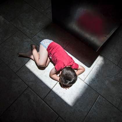 Creative Highlights Symbolbilder Male child asleep on floor under skylight Keller, Texas, United States R_DAKH250722-1791863-01 ,model released, Symbolfoto