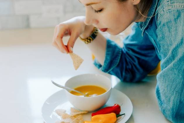 Creative Highlights Symbolbilder Woman eating butternut squash soup with tortilla chips Boise, Idaho, United States R_PHZD250721-1788009-01 ,model released, Symbolfoto