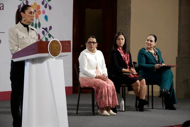 Mexico™s President Claudia Sheinbaum Holds Briefing Mexico™s President Claudia Sheinbaum Pardo accompanied by Mexico™s Minister of the Interior, Rosa Icela Rodriguez; Undersecretary of Basic Education of the Ministry of Public Education Angelica Juarez Perez and Director of the Institute to Return Stolen Property to the People Monica Fernandez Balboa speaks during a briefing conference at National Palace. on July 24, 2025 in Mexico City, Mexico. (Photo by Luis Barron Eyepix Group) Copyright: xLuisxBarronx xEyepixxGroupx LB_24072025_162348
