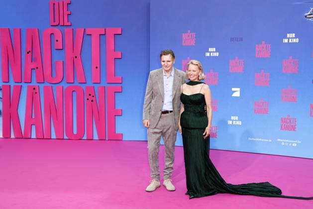 Liam Neeson und Pamela Anderson bei der Die Nackte Kanone Film Premiere am 24.07.2025 im UCI Luxe in Berlin Die Nackte Kanone Filmpremiere mit Pamela Anderson & Liam Neeson in Berlin *** Liam Neeson and Pamela Anderson at The Naked Gun movie premiere on 24 07 2025 at UCI Luxe in Berlin The Naked Gun movie premiere with Pamela Anderson Liam Neeson in Berlin 