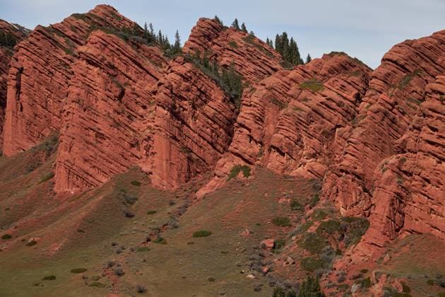Creative Highlights World Rote Felsen, sieben Ochsen, Nadelbäume auf einem Felsen, 7 Stiere, Schlucht Jety-Oguz Red rocks seven oxen, coniferous trees on top of rock, 7 bulls, gorge Jety-Oguz. Tourism location, travel destination place, Kyrgyzstan landmark Jeti Oguz. Sandstone cliff, hiking, natural landscape (License=RF) Copyright: xZoonar.com EkaterinaxIakimenkox 23748928