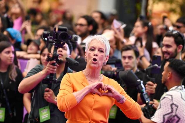 Bilder des Jahres 2025, Entertainment 07 Juli July 24, 2025, Mexico City, Ciudad de Mexico, Mexico: Actress Jamie Lee Curtis greets during the purple carpet for Freakier Friday movie at Cinepolis Toreo Parque Central. on July 24, 2025 in Mexico City, Mexico. Mexico City Mexico - ZUMAe321 20250724_zea_e321_159 Copyright: xCarlosxTischlerx