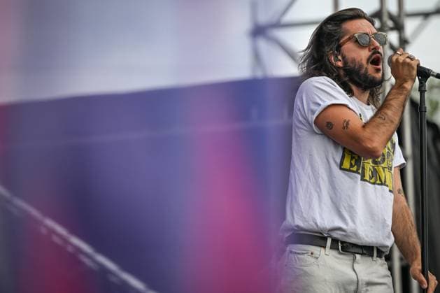 Hotel Mira Live At KDays 2025 Edmonton EDMONTON, CANADA JULY 23: Charlie Kerr, vocalist of Canadian alternative rock band Hotel Mira, performs live during the K-Days Festival in Edmonton, Alberta, Canada, on July 23, 2025. Edmonton Canada  Copyright: xArturxWidakx originalFilename: widak-hotelmir250723_nppI3.jpg