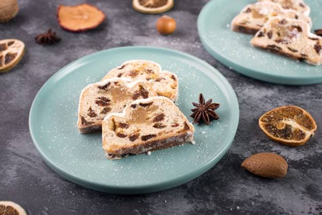 Christstollen, traditioneller Weihnachtsstollen mit Nüssen, Rosinen, Marzipan und Gewürzen, Zimt und Sternanis *** Christmas stollen, Traditional Christmas stollen with Nuts, Raisins, Marzipan and Spices, Cinnamon and Star anise 1133601982