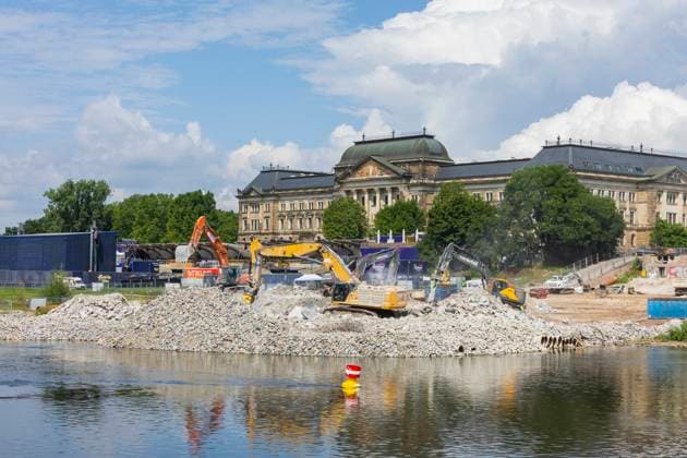 Standort der ehemaligen Carolabrücke Nach dem Teileinsturz der Carolabrücke, wurden die Abrissarbeiten mit der Beseitigung des letzten Brückenpfeilers abgeschlossen. Dresden Sachsen Deutschland *** Site of the former Carola Bridge After the partial collapse of the Carola Bridge, the demolition work was completed with the removal of the last bridge pillar Dresden Saxony Germany
