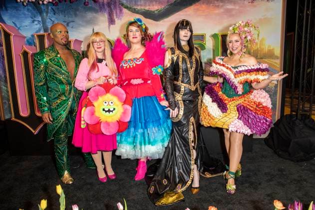 Michael James Scott and Ashley Eckstein with the winners at the 11th annual Her Universe Fashion Show at San Diego Comic Con International 2025 at the Manchester Grand Hyatt San Diego, 24 07 2025 Foto:xC.xVanxWagonerx xFuturexImagex universe_5817