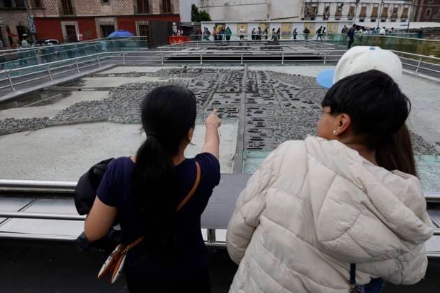 700 Years Of The Founding Of Tenochtitlan In Mexico Tourists visit the vicinity of the Templo Mayor in Mexico City s Zocalo, on July 25, 2025, on the eve of the festivities commemorating the 700th anniversary of the founding of Tenochtitlan, in recognition of the year of the last great civilizations of indigenous resistance that fall to the Spanish invasion and genocide, giving rise to the Aztec empire and a tradition that continues to this day. Mexico City Mexico  Copyright: xGerardoxVieyrax originalFilename: vieyra-notitle250725_npeAU.jpg