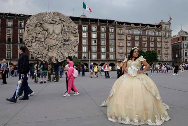 700 Years Of The Founding Of Tenochtitlan In Mexico On July 25, 2025, dancers and the general public visit the Zocalo in Mexico City, Mexico, to commemorate the 700th anniversary of the founding of Tenochtitlan. This year marks the fall of the last great civilizations of indigenous resistance due to the Spanish invasion and genocide, giving rise to the Aztec empire and maintaining its tradition to this day. Tenochtitlan is a monumental city, built on a lake and prospering for more than a century. Palaces, causeways, wooden bridges, canoes that travel through the canals, and dozens of people walking around the city are part of the descriptions of the place described by conquistador Bernal Diaz del Castillo in his True History of the Conque Copyright: xGerardoxVieyrax originalFilename: vieyra-notitle250725_npQun.jpg