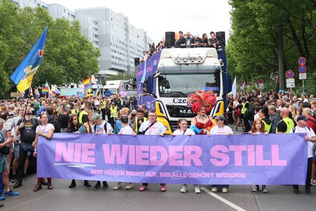 Menschen bei der CSD Demonstration in Berlin am 26. Juli 2025. CSD 2025 in Berlin *** People at the CSD demonstration in Berlin on July 26, 2025 CSD 2025 in Berlin