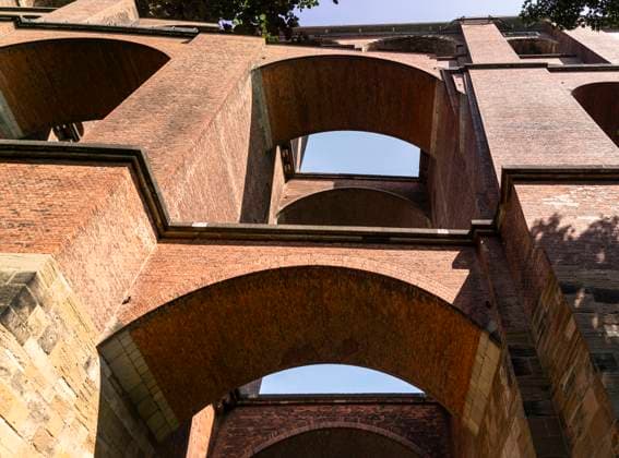 Reichenbach: Die Göltzschtalbrücke. - Blick von unten in die gemauerten Bögen der Göltzschtalbrücke bei Reichenbach im Vogtland (Sachsen). Für den Bau der weltgrößten Ziegelsteinbrücke (574 m lang, 78 m hoch) zwischen 1846 und 1851 sollen 26 Mio. Ziegelsteine benötigt worden sein. Reichenbach i.V. Sachsen Deutschland *** Reichenbach The Göltzschtal Bridge View from below into the brick arches of the Göltzschtal Bridge near Reichenbach in Vogtland Saxony 26 million bricks are said to have been needed to build the worlds largest brick bridge 574 m long, 78 m high between 1846 and 1851 Reichenbach i V Saxony Germany