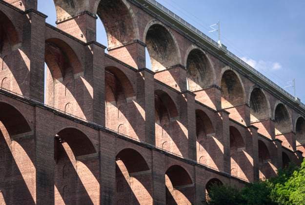 Reichenbach: Die Göltzschtalbrücke. - Blick auf die Göltzschtalbrücke bei Reichenbach im Vogtland (Sachsen). Für den Bau der weltgrößten Ziegelsteinbrücke (574 m lang, 78 m hoch) zwischen 1846 und 1851 sollen 26 Mio. Ziegelsteine benötigt worden sein. Reichenbach i.V. Sachsen Deutschland *** Reichenbach The Göltzschtal Bridge View of the Göltzschtal Bridge near Reichenbach in Vogtland Saxony 26 million bricks are said to have been needed to build the worlds largest brick bridge 574 m long, 78 m high between 1846 and 1851 Reichenbach i V Saxony Germany