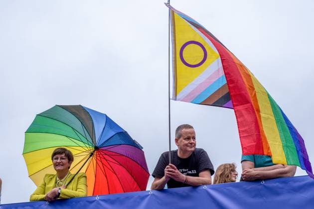 Demonstration Nie wieder still! zum 47. Berliner Christopher Street Day (CSD) am Samstag (26.07.2025) in Berlin. (Foto: Saskia Esken, ehemalige SPD-Bundesvorsitzende, und Klaus Lederer (parteilos), ehemaliger Berliner Senator fuer Kultur und Europa) Mit 80 Wagen, 100 Fussgruppen und Hunderttausenden Teilnehmenden zogen die Demonstranten bis zum Brandenburger Tor, um die Rechte queerer Menschen zu staerken und Hasskriminalitaet entgegenzutreten. Der CSD in Berlin gilt als eine der groessen Veranstaltungen der LGBTQ-Community in Europa. (Siehe epd-Meldung vom 26.07.2025) EDITORIAL USE ONLY *** Demonstration Nie wieder still zum 47 Berliner Christopher Street Day CSD am Samstag 26 07 2025 in Berlin Photo Saskia Esken, former SPD federal chai Copyright: epd-bild RolfxZoellner epd-CSD_Berlin20-kopieren