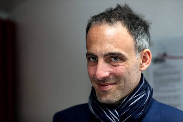 Raphaël Glucksmann, tête de liste PS-Place publique-Nouvelle Donne pour les élections européennes, en campagne dans le village de Créon, près de Bordeaux le 2 mai 2019. Il visite le village, salue les commerçants et rencontre des responsables d associations. Patrick Bernard Bestimage Créon France *** Raphaël Glucksmann, head of the PS Place publique Nouvelle Donne list for the European elections, campaigning in the village of Créon, near Bordeaux on May 2, 2019 He visits the village, greets shopkeepers and meets association leaders Patrick Bernard Bestimage Créon France  Copyright: xPATRICKxBERNARDx xBESTIMAGExPATRICKxBERNARDx xBESTIMAGEx