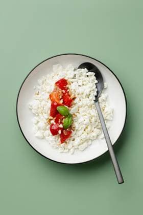 IMAGO Creative, Food, High Protein Frühstück Cottage cheese and fresh strawberries in a bowl A delightful bowl of creamy cottage cheese topped with fresh, juicy strawberries and a sprig of basil. Perfect for a healthy breakfast or snack on a pastel green background Model Released JuliaKuvaldina_ID30036_1014110_006 Copyright: xJuliaxKuvaldinax