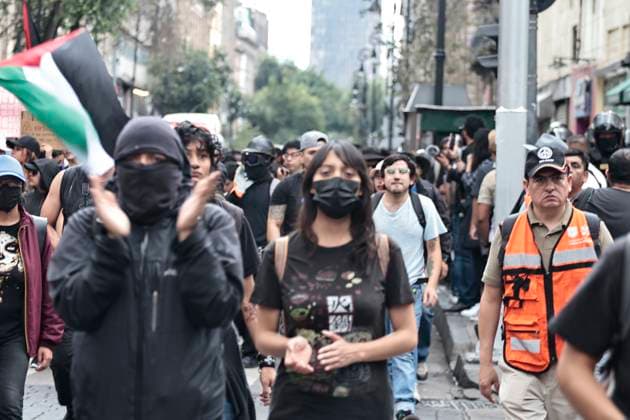 July 26, 2025, Mexico, Cdmx, Mexico: In light of the ongoing and apparently increasing gentrification in Mexico City, a small group of protesters gathered to march from the Hemiciclo a Juarez (Juarez City Hall) to the U.S. Embassy. Moments before the march began, they reversed course toward the city s Zocalo. Hundreds of police officers were deployed by the Ministry of Citizen Security to contain any attacks or damage caused by members of the Black Bloc. Mexico Mexico - ZUMAp204 20250726_zip_p204_031 Copyright: xJosuexPerezx