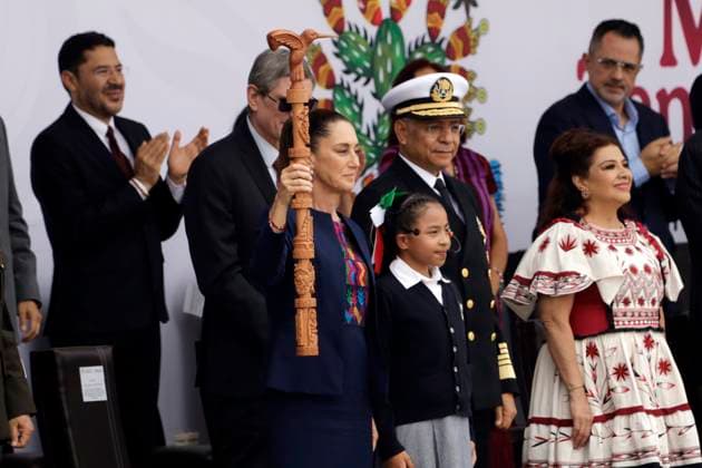 Mexico s President Claudia Sheinbaum Pardo lifts the baton of command during the ceremony for 700th Anniversary of the Tenochtitlan Foundation at main square Zocalo. on July 26, 2025, in Mexico City, Mexico. Mexico City Mexico - ZUMAe321 20250726_zia_e321_010 Copyright: xLuisxBarronx