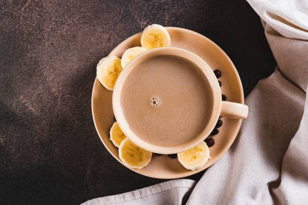 IMAGO Creative, Food, Trend, Iced Coffee Nahaufnahme von alternativem kalten Bananenkaffee in einer Tasse auf dem Tisch von oben Nahaufnahme von alternativem kalten Bananenkaffee in einer Tasse auf dem Tisch von oben (License=RF) Copyright: xZoonar.com ElenaxRuix 23775806