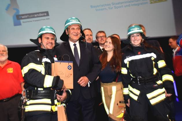 Joachim Herrmann Minister of the Interior with award winners category Fire and Flame Volunteer Fire Brigade Oberhausen Augsburg Munich 26 07 2025 Auditorium of BMW Welt,Bavarias Minister of the Interior Joachim Herrmann presents the Bavarian Commitment Award 2025 for extraordinary achievements by volunteers Munich