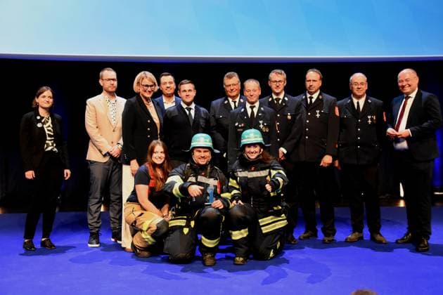 Sina Setale Fire Brigade Influencer Laudator with Lord Mayor Eva Weber Augsburg Award Winner Category Fire and Flame Volunteer Fire Brigade Oberhausen Augsburg Munich 26 07 2025 Auditorium of BMW Welt,Bavarias Minister of the Interior Joachim Herrmann presents the Bavarian Commitment Award 2025 for extraordinary achievements by volunteers Munich