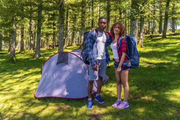 Junge Wanderer posieren zusammen neben ihrem Zelt in einem schönen sonnigen Wald und genießen die Ruhe der Natur während ihres Campingabenteuers Young hikers posing together next to their tent in a beautiful sunny forest, enjoying the tranquility of nature during their camping adventure Copyright: imageBROKER UnaixHuizi ibxuhu14425078.jpg ,model released, Symbolfoto ,property released