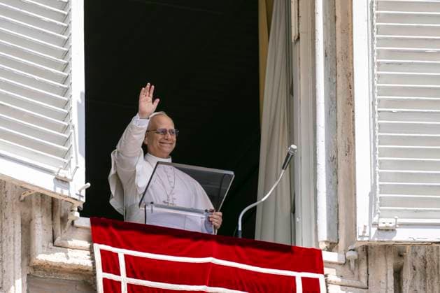 ITALY - POPE LEO XIV ADDRESSES THE CROWD FOR THE ANGELUS PRAYER IN THE VATICAN - 2025 7 27 Italy, Rome, Vatican, 2025 7 27 .Pope Leo XIV waves to faithful during the Angelus noon prayer in St. Peter s Square at the Vatican EDITORIAL USE ONLY - NO BOOKS Copyright: xVATICANxMEDIAx