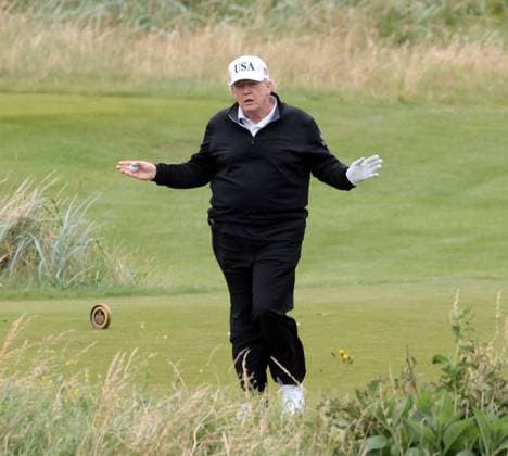 Bilder des Jahres 2025, News 07 Juli American President Donald Trump waves to the media whilst playing golf at Turnberry Golf Club, Ayrshire in Scotland on Sunday, July 27, 2025. Trump is on a four day visit to Scotland where he will be playing golf and meeting International leaders for trade discussions.  LON2025072708 HUGOxPHILPOTT