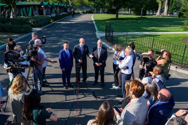 July 24, 2025, Washington, District Of Columbia, USA: James Blair, Deputy Chief of Staff for Legislative, Political and Public Affairs, Russell Vought, Director, Office of Management and Budget (OMB) and Bill Pulte, Director of the Federal Housing Finance Agency give remarks to the media outside the West Wing of of the White House in Washington, DC, US, on Thursday, July 24, 2025 Washington USA - ZUMARuss 20250724_faa_s152_123 Copyright: xAaronxSchwartzx-xPoolxviaxCNPx