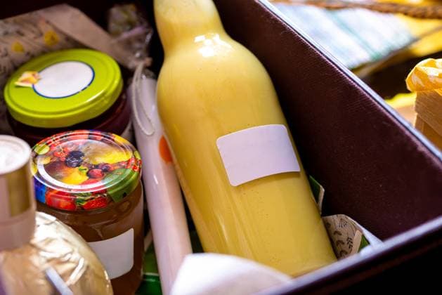 Ein Geschenkkorb ohne Beschriftung auf den einzelnen Etiketten mit Marmelade, Eierlikör und vielen anderen Leckereien A gift basket without labeling on the individual labels with jam, egg liqueur and many other treats (License=RF) Copyright: xZoonar.com D.Voigtxwww.gph-foto.dex 23791864