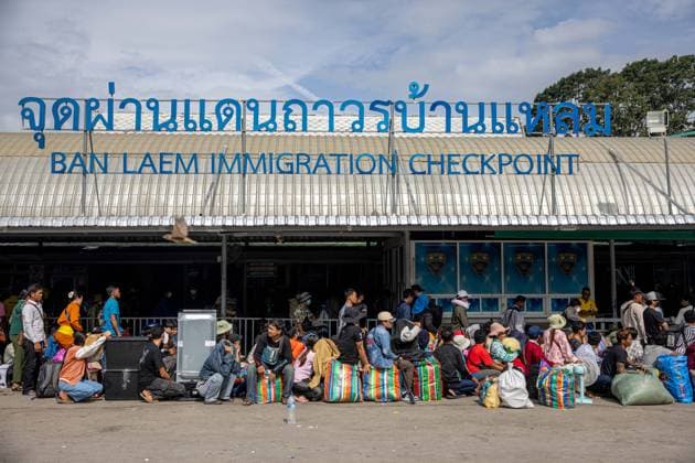 July 28, 2025, Chanthaburi, Thailand: Cambodian migrant workers cross from Thailand into Cambodia at the Ban Laem checkpoint in Chanthaburi, Thailand, Monday, July 28, 2025. On this day, at least 20,000 people were estimated to be crossing from Thailand back into Cambodia spurred by the ongoing conflict along the Thai-Cambodian border, despite supposed peace talks between Thai and Cambodian officials occurring on the same day in neighboring Malaysia. Chanthaburi Thailand - ZUMAm249 20250728_zip_m249_010 Copyright: xAndrexMalerbax