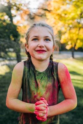 Creative Highlights Symbolbilder Creative Highlight Symbolbilder Smiling girl with paint-covered arms during outdoor color play North Andover, Massachusetts, United States CR_FKNH250723-1791782-01 ,model released, Symbolfoto