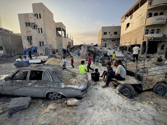 Israeli attacks continue on Gaza KHAN YUNIS, GAZA - JULY 28: Palestinians inspect the rubble of the destroyed house following an Israeli airstrike on the Mawasi neighborhood, at a home belonging to the Nufel family in western Khan Yunis, Gaza, July 28, 2025. At least 15 people were killed in the overnight attack targeting a home and nearby tents sheltering displaced civilians. Abdallah F.s. Alattar Anadolu Khan Yunis Gaza. Editorial use only. Please get in touch for any other usage.  Copyright: x2025xAnadoluxAbdallahxF.s.xAlattarx