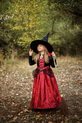 Creative Highlights Symbolbilder Little girl in witch costume with broom in the forest. Corby, England, United Kingdom R_JNDO250724B-1793643-01 ,model released, Symbolfoto