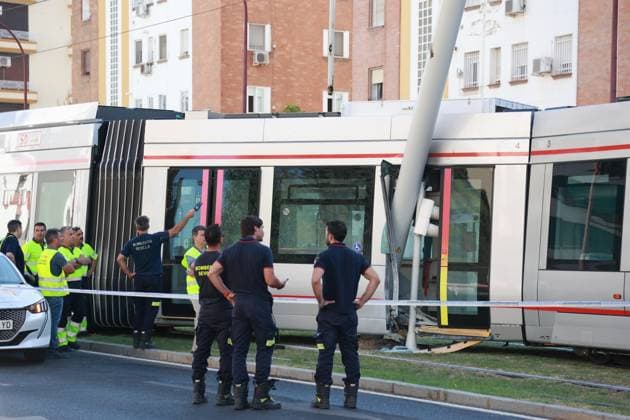 Streetcar accident in Seville after hitting a catenary in a section of San Francisco Javier Tram accident after hitting a catenary On July 28, 2025, in Seville Andalusia, Spain The Metrocentro service in Seville has been momentarily suspended in a section of Avenida San Francisco Javier due to an incident that has caused a hit to the catenary The incident has ended without affecting the people traveling on board the cars, as reported by the City Council through Emergencias Sevilla 28 JULY 2025 Rocí Sevilla Andalucia, Spain Sevilla Andalucia, Spain Spain Spain  Copyright: xRocioxRuzx 6878544