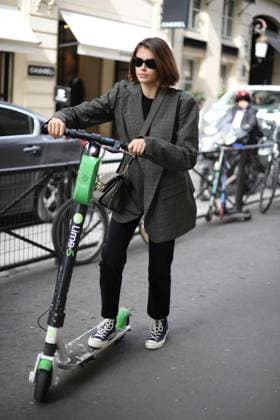 Kaia Gerber fait de la trottinette électrique en marge de la fashion week de Paris, le 30 septembre 2019. Perusseau - Da Silva Bestimage Kaia Gerber is an electric scooter during Paris fashion week, September 30, 2019. Paris France *** Kaia Gerber rides an electric scooter on the sidelines of Paris fashion week, September 30, 2019 Perusseau Da Silva Bestimage Kaia Gerber is an electric scooter during Paris fashion week, September 30, 2019 Paris France  Copyright: xPerusseaux-xDaxSilvax xBestimagexPerusseaux-xDaxSilvax xBestimagex