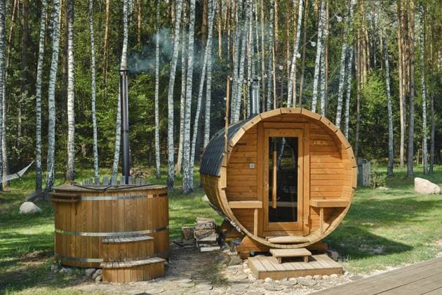 Entspannende Holzsauna und Whirlpool in einer ruhigen Waldumgebung in der Nähe eines ruhigen Seeufers Relaxing wooden sauna and hot tub in a tranquil forest setting near a serene lakeshore Copyright: imageBROKER AlekseixIsachenko ibxfbm14434419.jpg ,model released, Symbolfoto ,property released