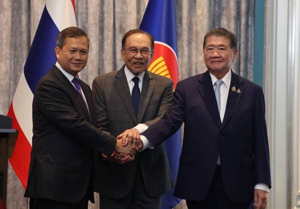 (250728) -- PUTRAJAYA, July 28, 2025 -- Malaysian Prime Minister Anwar Ibrahim (C), Cambodian Prime Minister Hun Manet (L) and Thailand s acting Prime Minister Phumtham Wechayachai shake hands in Putrajaya, Malaysia, July 28, 2025. Thailand and Cambodia s leaders have agreed to implement a ceasefire starting midnight on Monday, Malaysian Prime Minister Anwar Ibrahim said following a meeting hosted by him here. ( via Xinhua) FOCUS Thailand, Cambodia agree on ceasefire, says Malaysian PM Bernama 