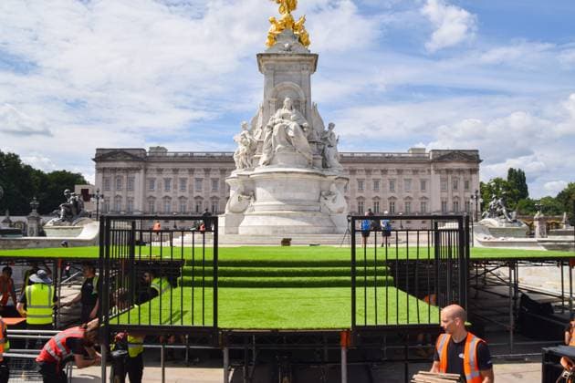 July 28, 2025, London, England, United Kingdom: Workers install a stage at the Victoria Memorial ahead of the celebrations. The England women s national football team, known as the Lionesses, have beaten Spain to wih the Euro 2025 championship, and will celebrate with a procession along The Mall and in front of Buckingham Palace. London United Kingdom - ZUMAv130 20250728_zip_v130_013 Copyright: xVukxValcicx