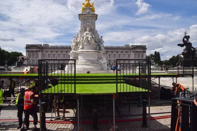 July 28, 2025, London, England, United Kingdom: Workers install a stage at the Victoria Memorial ahead of the celebrations. The England women s national football team, known as the Lionesses, have beaten Spain to wih the Euro 2025 championship, and will celebrate with a procession along The Mall and in front of Buckingham Palace. London United Kingdom - ZUMAv130 20250728_zip_v130_014 Copyright: xVukxValcicx