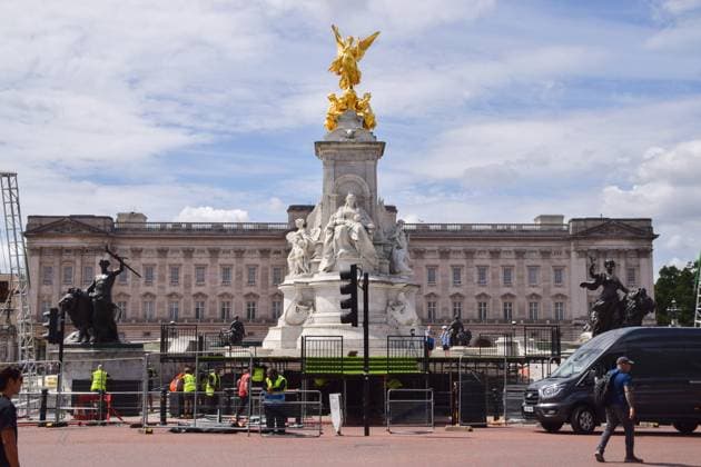 July 28, 2025, London, England, United Kingdom: Workers install a stage at the Victoria Memorial ahead of the celebrations. The England women s national football team, known as the Lionesses, have beaten Spain to wih the Euro 2025 championship, and will celebrate with a procession along The Mall and in front of Buckingham Palace. London United Kingdom - ZUMAv130 20250728_zip_v130_015 Copyright: xVukxValcicx