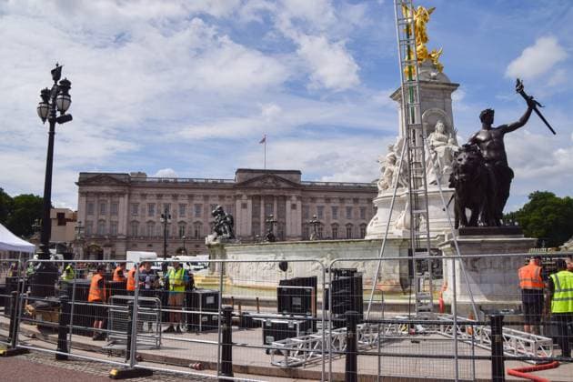 July 28, 2025, London, England, United Kingdom: Workers install a stage at the Victoria Memorial ahead of the celebrations. The England women s national football team, known as the Lionesses, have beaten Spain to wih the Euro 2025 championship, and will celebrate with a procession along The Mall and in front of Buckingham Palace. London United Kingdom - ZUMAv130 20250728_zip_v130_016 Copyright: xVukxValcicx