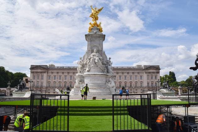 July 28, 2025, London, England, United Kingdom: Workers install a stage at the Victoria Memorial ahead of the celebrations. The England women s national football team, known as the Lionesses, have beaten Spain to wih the Euro 2025 championship, and will celebrate with a procession along The Mall and in front of Buckingham Palace. London United Kingdom - ZUMAv130 20250728_zip_v130_017 Copyright: xVukxValcicx
