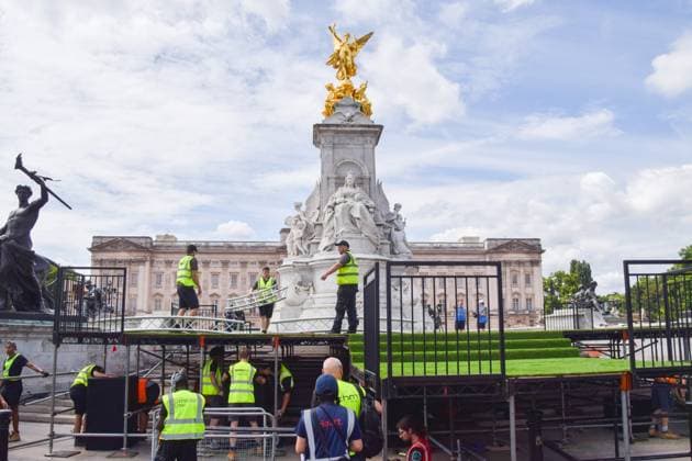 July 28, 2025, London, England, United Kingdom: Workers install a stage at the Victoria Memorial ahead of the celebrations. The England women s national football team, known as the Lionesses, have beaten Spain to wih the Euro 2025 championship, and will celebrate with a procession along The Mall and in front of Buckingham Palace. London United Kingdom - ZUMAv130 20250728_zip_v130_019 Copyright: xVukxValcicx