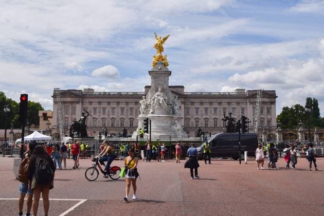 July 28, 2025, London, England, United Kingdom: Workers install a stage at the Victoria Memorial ahead of the celebrations. The England women s national football team, known as the Lionesses, have beaten Spain to wih the Euro 2025 championship, and will celebrate with a procession along The Mall and in front of Buckingham Palace. London United Kingdom - ZUMAv130 20250728_zip_v130_020 Copyright: xVukxValcicx