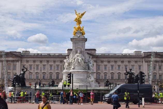 July 28, 2025, London, England, United Kingdom: Workers install a stage at the Victoria Memorial ahead of the celebrations. The England women s national football team, known as the Lionesses, have beaten Spain to wih the Euro 2025 championship, and will celebrate with a procession along The Mall and in front of Buckingham Palace. London United Kingdom - ZUMAv130 20250728_zip_v130_022 Copyright: xVukxValcicx