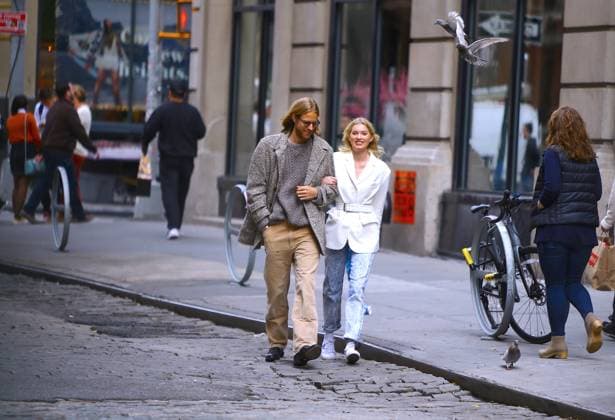 Elsa Hosk et son compagnon Tom Daly se promènent dans le quartier de Soho à New York. Le 25 octobre 2019 Model Elsa Hosk is doing a street photo shoot with her boyfriend Tom Daly in Soho, New York, NY on October 25, 2019. New York Etats-Unis *** Elsa Hosk and her boyfriend Tom Daly take a stroll in New Yorks Soho neighborhood on October 25, 2019 Model Elsa Hosk is doing a street photo shoot with her boyfriend Tom Daly in Soho, New York, NY on October 25, 2019 New York Etats Unis  Copyright: xAgencex xBestimagexAgencex xBestimagex