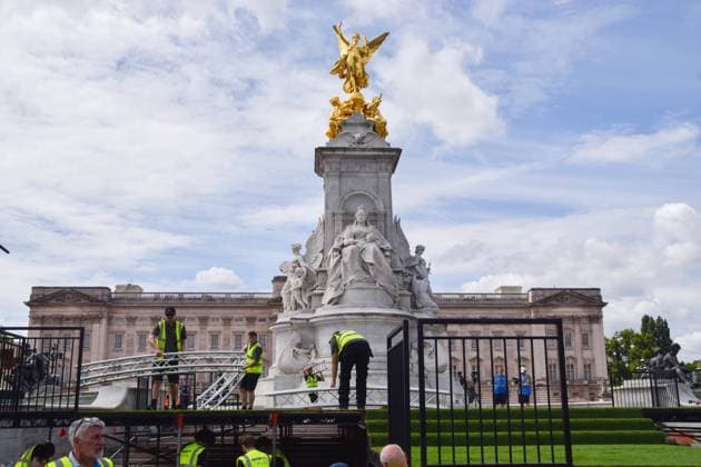 July 28, 2025, London, England, United Kingdom: Workers install a stage at the Victoria Memorial ahead of the celebrations. The England women s national football team, known as the Lionesses, have beaten Spain to wih the Euro 2025 championship, and will celebrate with a procession along The Mall and in front of Buckingham Palace. London United Kingdom - ZUMAv130 20250728_zip_v130_031 Copyright: xVukxValcicx