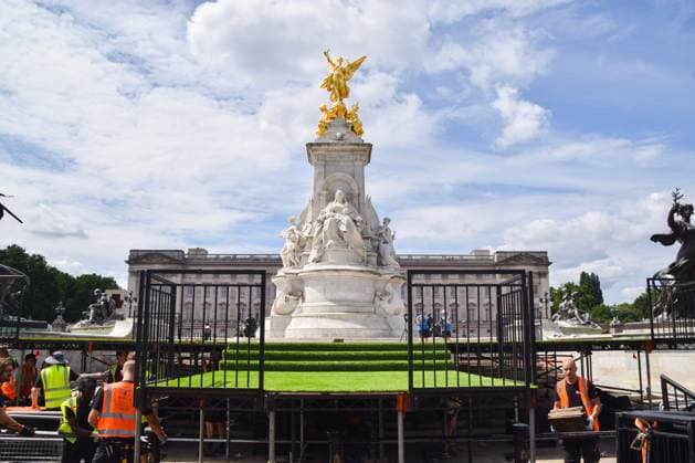 July 28, 2025, London, England, United Kingdom: Workers install a stage at the Victoria Memorial ahead of the celebrations. The England women s national football team, known as the Lionesses, have beaten Spain to wih the Euro 2025 championship, and will celebrate with a procession along The Mall and in front of Buckingham Palace. London United Kingdom - ZUMAv130 20250728_zip_v130_033 Copyright: xVukxValcicx