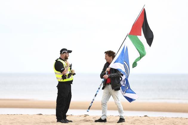 Bilder des Jahres 2025, News 07 Juli Security tightens ahead of Trump’s visit to Scottish golf course BALMEDIE, SCOTLAND - JULY 28: Security personnel are stationed along the beach in Balmedie ahead of former U.S. President Donald Trump s scheduled visit to his golf course near Aberdeen, Scotland, on July 28, 2025. Heightened security measures are in place as preparations continue. Ewan Bootman Anadolu Aberdeen Scotland. Editorial use only. Please get in touch for any other usage.  Copyright: x2025xAnadoluxEwanxBootmanx